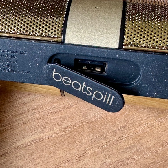 Beats by Dre Pill 2.0 Bluetooth Speaker Limited Edition & Black Character Stand - Picture 13 of 16